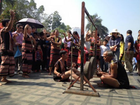 Gong performances of the Bahnar at Vietnam Museum of Ethnology  - ảnh 10